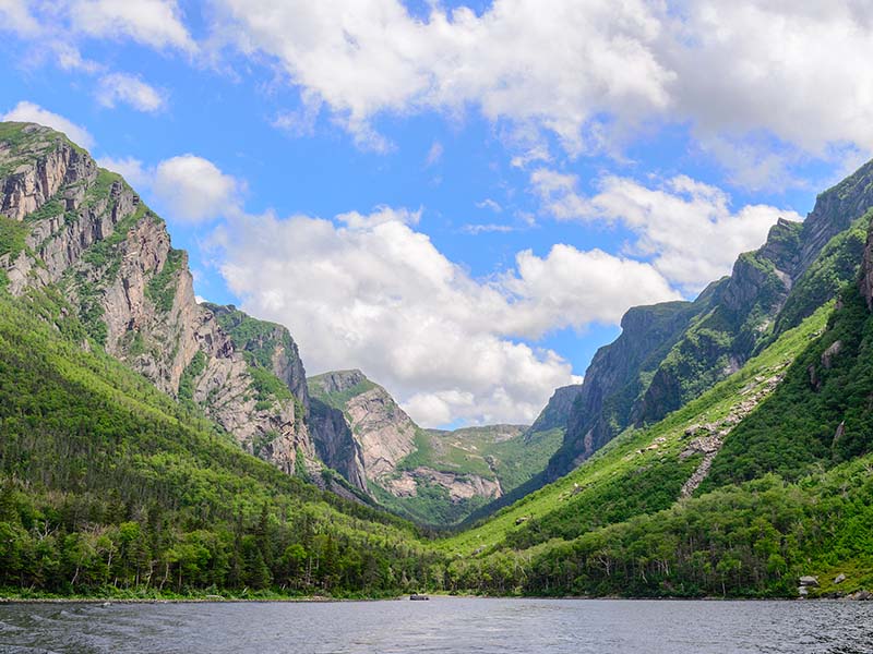 Les montagnes de Banff et l'eau bleu