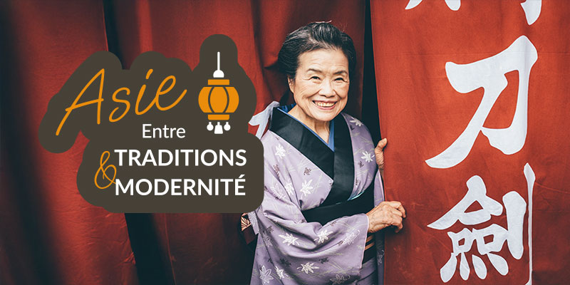Trois geishas se promène entre des bâtiments