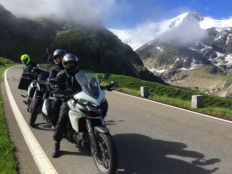 Moto roulant au soleil couchant