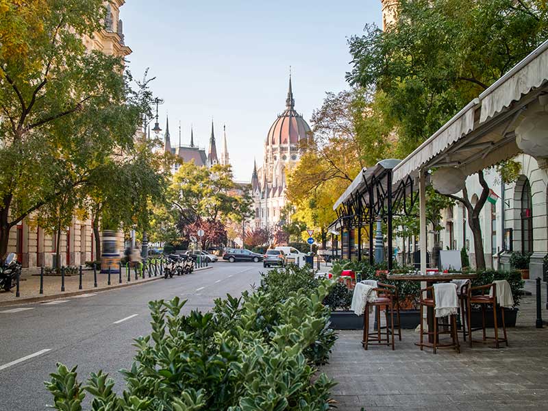 Rue de Budapest avec vue sur le parlement Hongrois