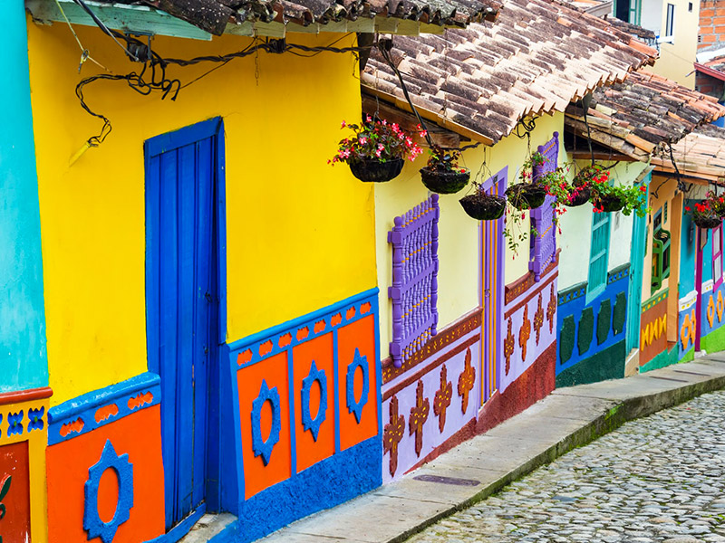 Devantures de maisons colorées