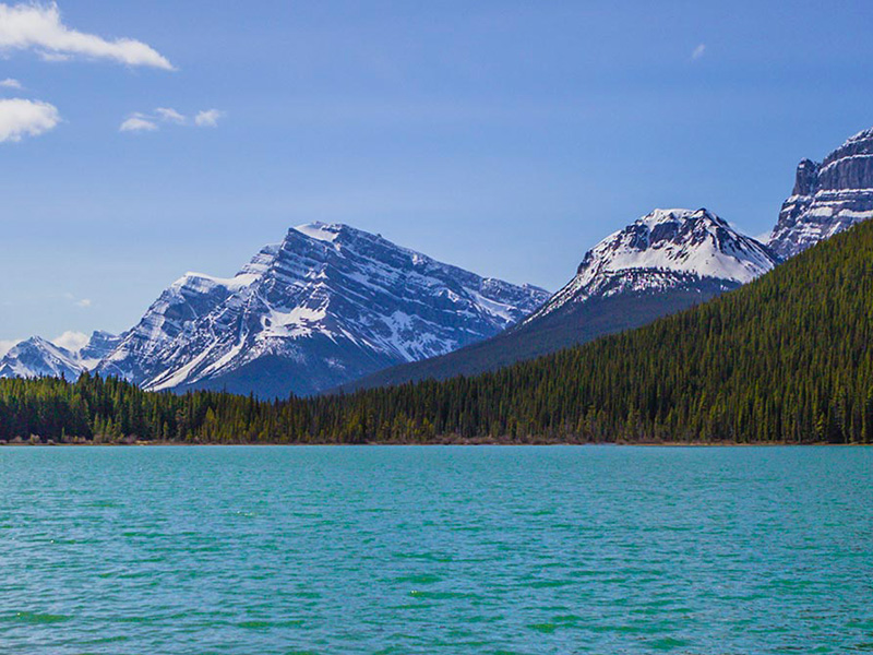 Les montagnes de Banff et l'eau bleu