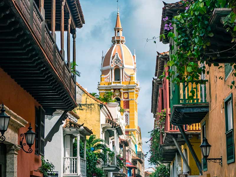 Rue menant à un monument jaune