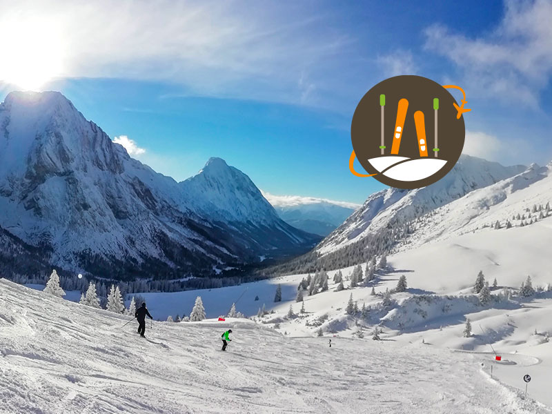 Personnes skiant dans les montagnes