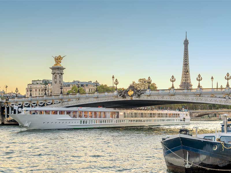 Bateau naviguant sur la Seine