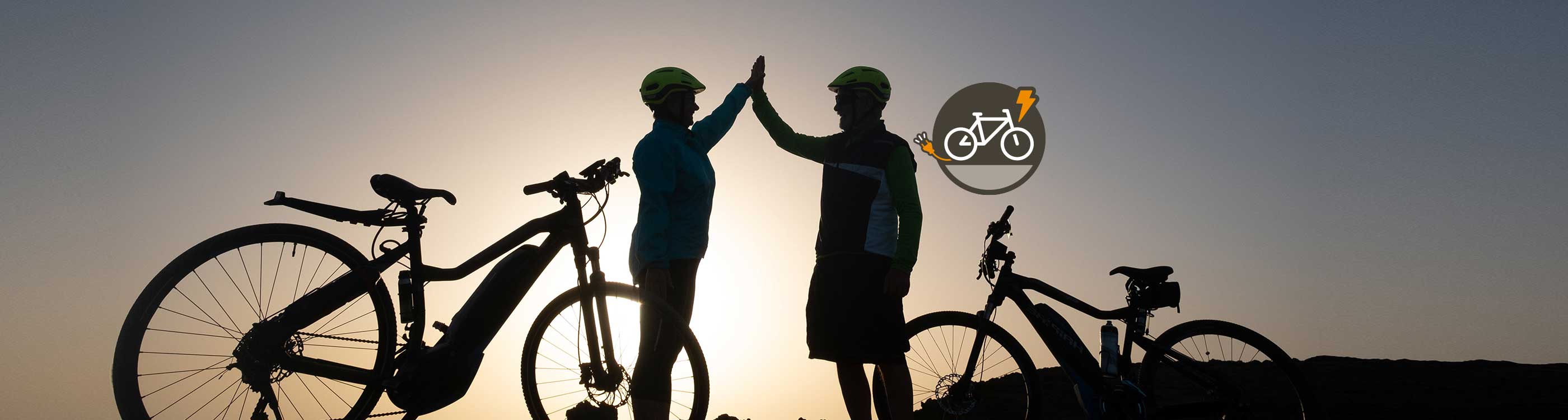 Deux cyclistes se tapant dans la main