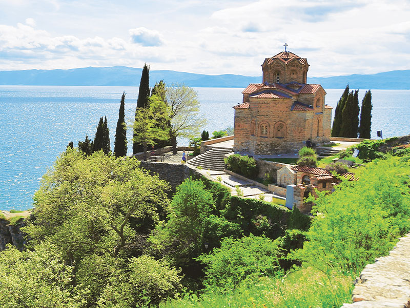 Église Saint-Jean le Théolien surplombant le lac d'Orhid