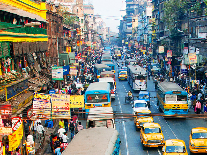Une rue achalandée en Inde