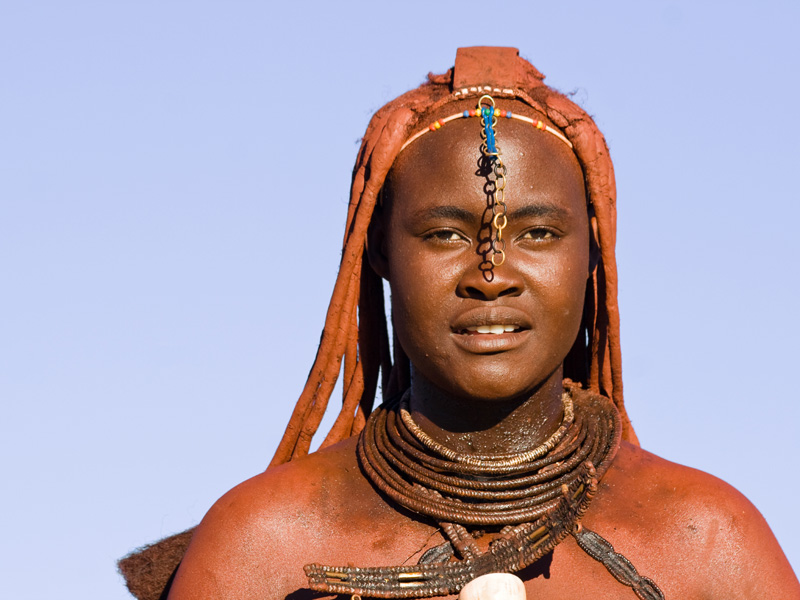 Portrait d'une namibienne devant un ciel bleu