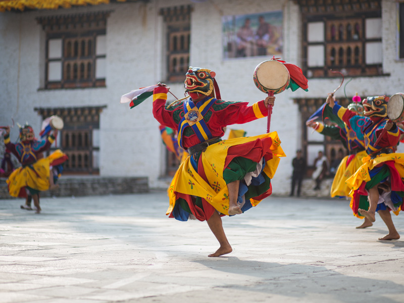 Personne masquée qui danse