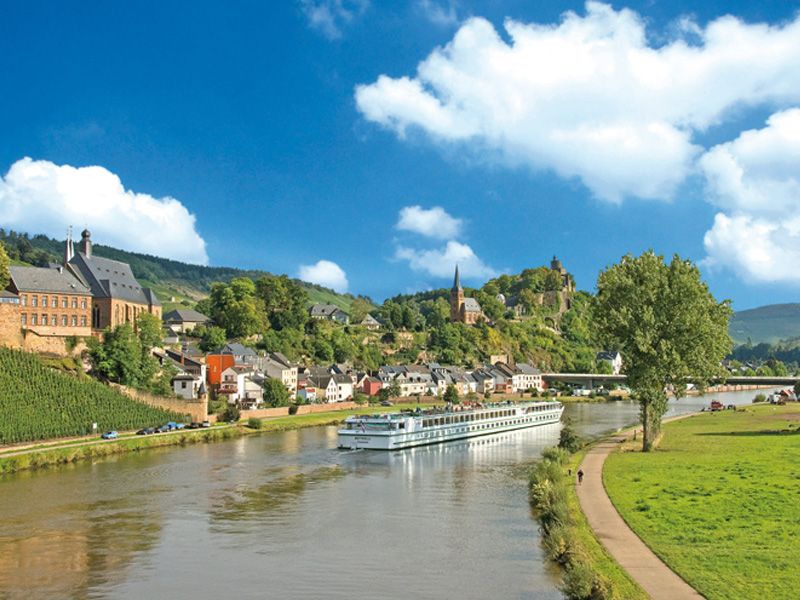 Bateau sur le fleuve devant Sarrebourg