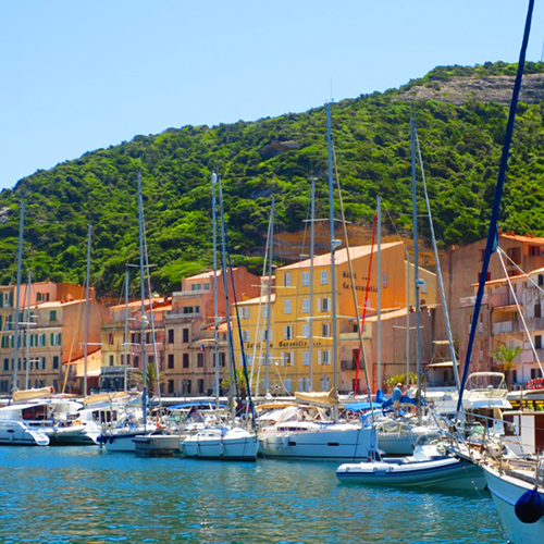 Petit port devant une rangée de maisons multicolores