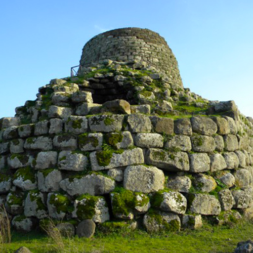 Amas de pierre qui se termine par une coupole