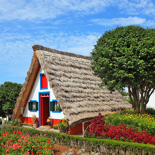 Petite maisonnette au toit pendu et couvert de chaume