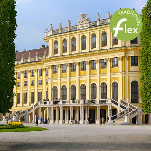 Imposant édifice de couleur jaune 