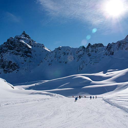 Skieurs sur les pistes