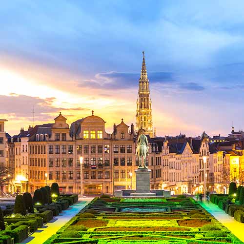 Coucher de soleil sur la ville et ses jardins