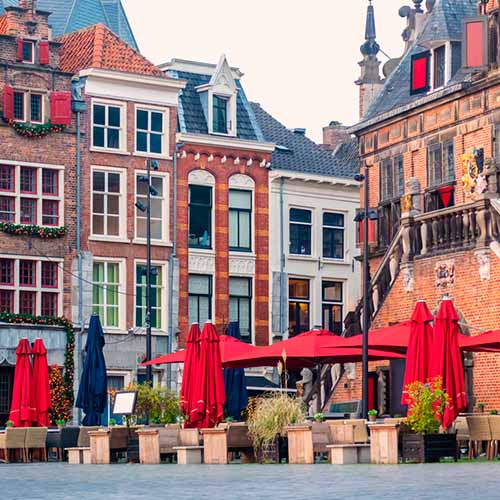 Petites terrasses de café dans un magnifique village