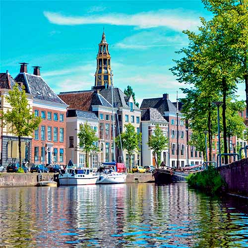 Jolis bâtiments aux couleurs variées en bordure d'un canal