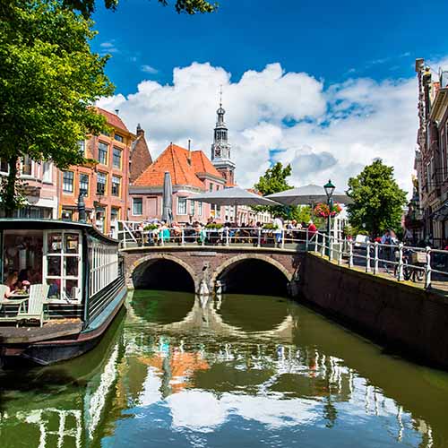 Site enchanteur sur le bord d'un canal