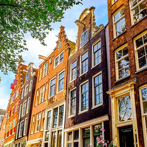 splendides façade de bâtiments  bien décorés