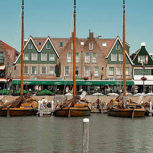 Façades colorées des bâtiments de la ville et de son port