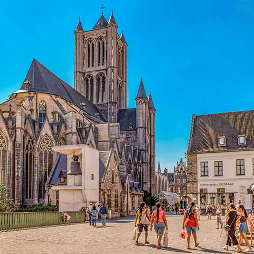 Splendide église avec  son architecture audacieuse