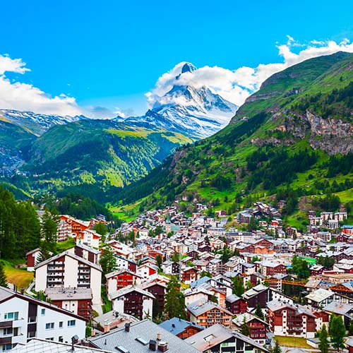 Vue imprenable d'un village et de montagnes