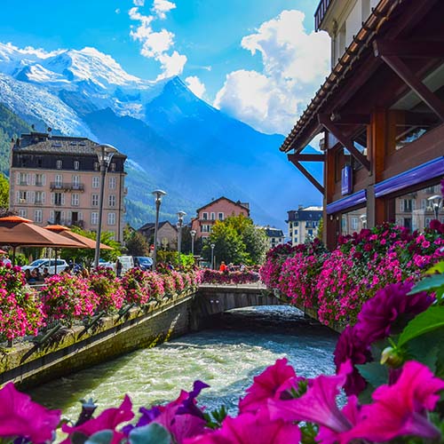 Époustouflants pics enneigés encadrant le village de Chamonix 