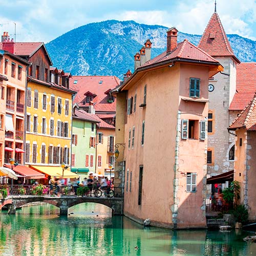 Village pittoresque surnommé Petite Venise  avec ses nombreux canaux 