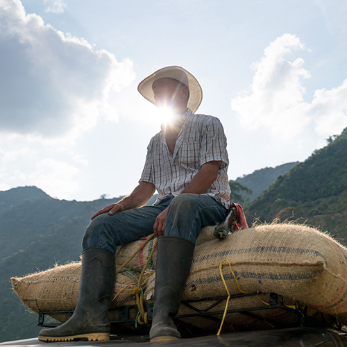 Colombien assis sur un sac de café