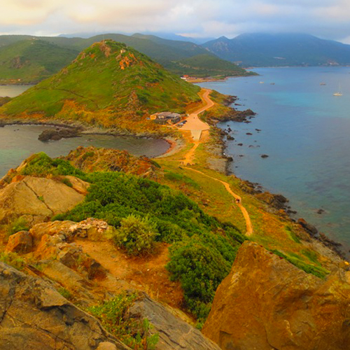 Les îles arborent un reflet rouge au coucher du soleil