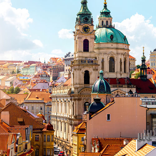 Gracieuse église sur une place centrale