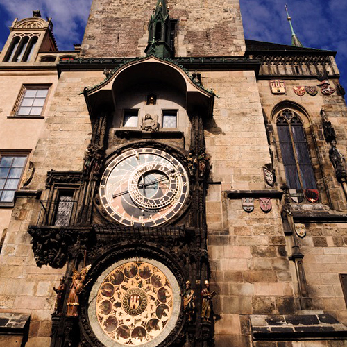 Vieilles pierres tombales remplies de mousses  verte 