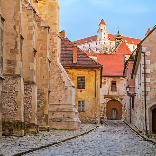 Ville illuminée en soirée
