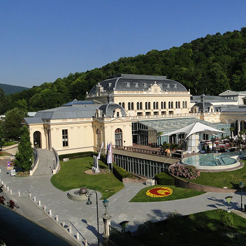 Aperçue de la ville  avec au loin des montagnes