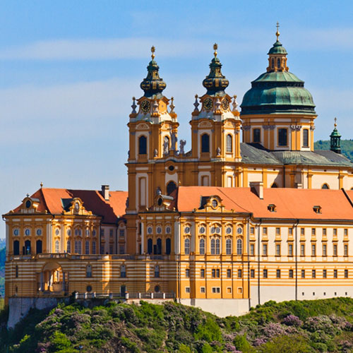 Abbaye dont l'intérieur est fait de magnifiques sculptures  en or et de peintures