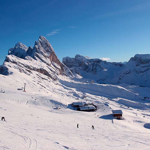 Montagne enneigée dans les Dolomites