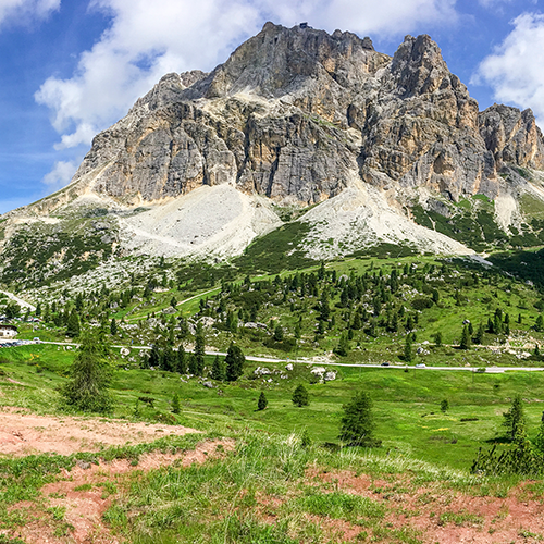 Vue imprenable d'un village et de montagnes