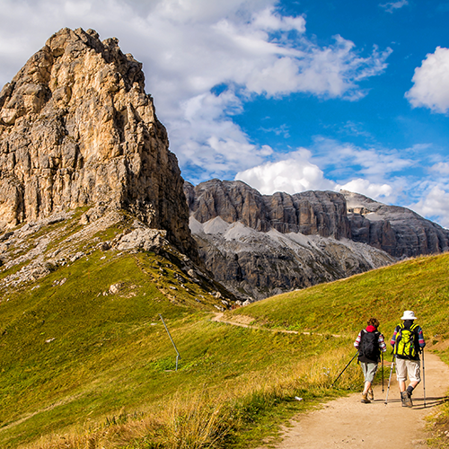 Panorama époustouflant d'un rivière   avec son pont de briques, d'une église le tout au centre de majestueuses montagnes