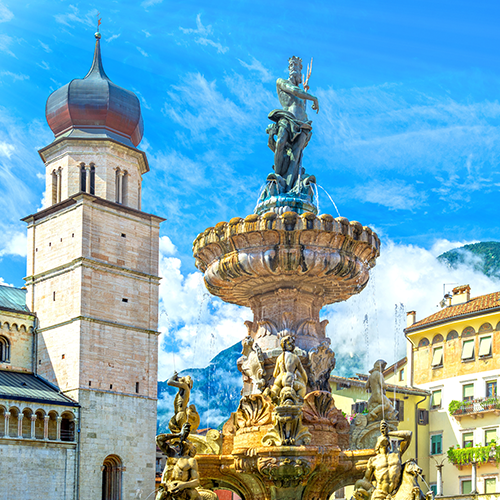 Époustouflants pics enneigés encadrant le village de Chamonix 