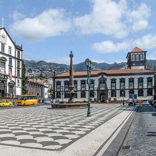 Magnifique paysage avec la mer et les montagnes arides